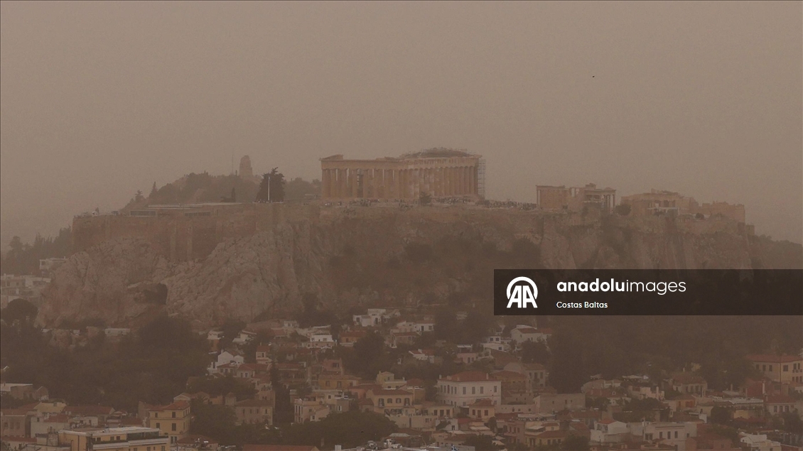 Atina'da toz bulutları etkili oldu