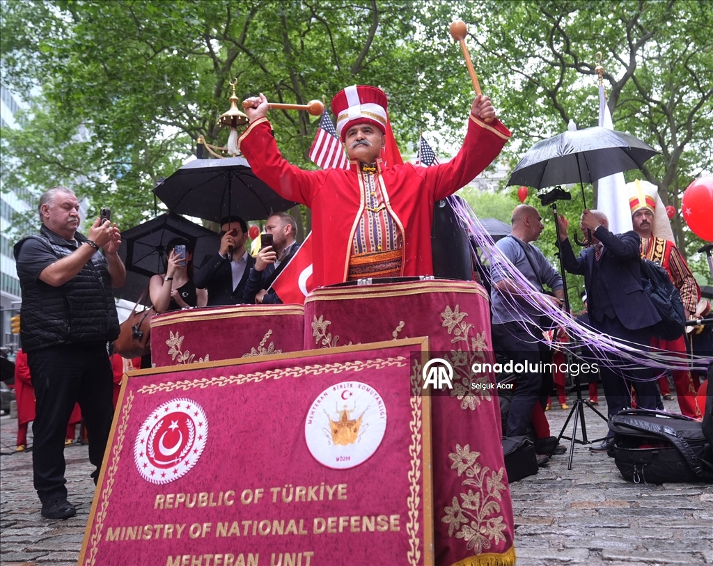New York'ta Türk bayrağı göndere çekildi