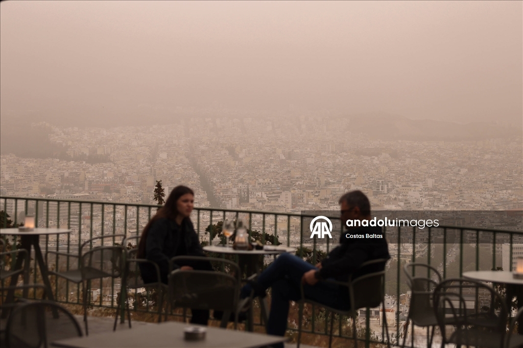 Atina'da toz bulutları etkili oldu