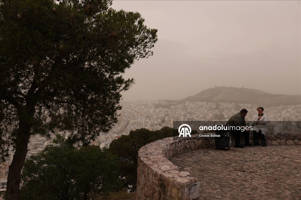 Atina'da toz bulutları etkili oldu