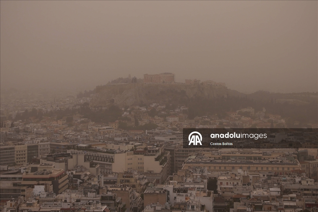 Atina'da toz bulutları etkili oldu