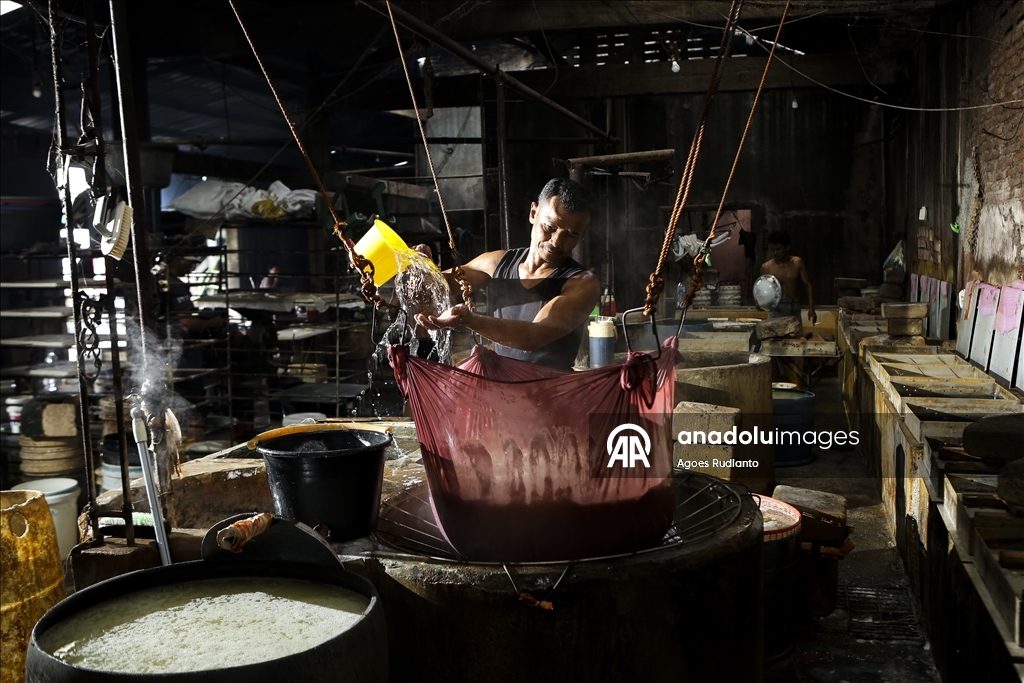 Endonezya'nın Orta Java bölgesindeki geleneksel işçilik: tofu ve tekstil üretimi