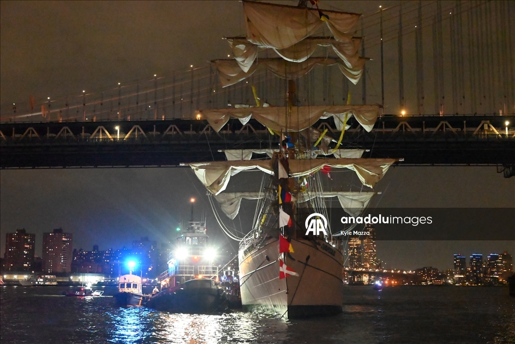 New York'ta Meksika donanmasına ait gemi Brooklyn Köprüsüne çarptı