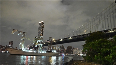 New York'ta Meksika donanmasına ait gemi Brooklyn Köprüsüne çarptı