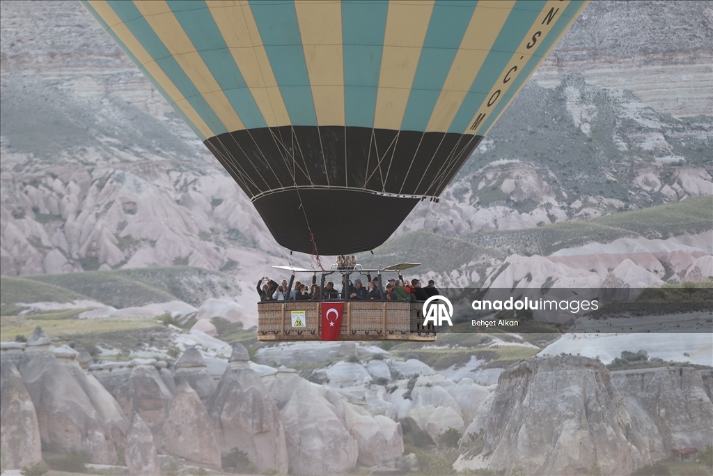 Kapadokya'da gökyüzü Türk bayrakları ve Atatürk posterleriyle süslendi