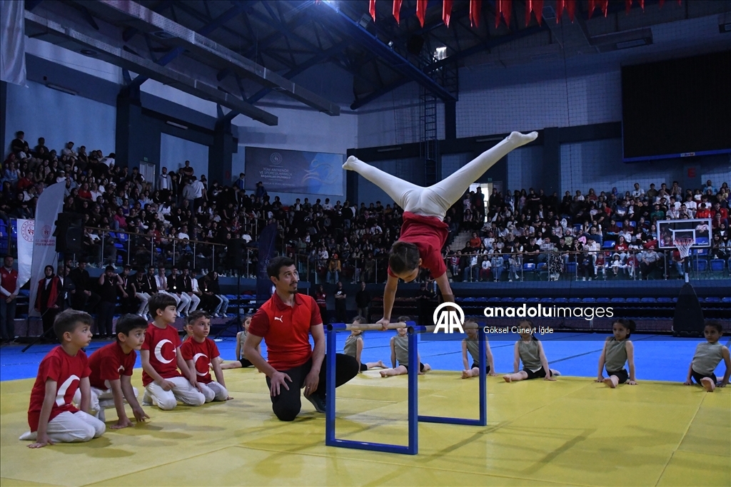 Düzce'de 19 Mayıs Atatürk'ü Anma, Gençlik ve Spor Bayramı kutlamaları