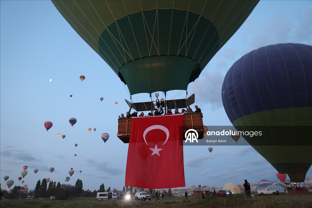 Kapadokya'da gökyüzü Türk bayrakları ve Atatürk posterleriyle süslendi