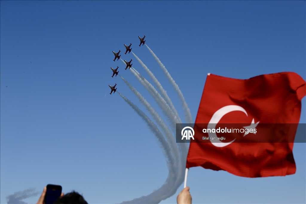 Türk Yıldızları ve SOLOTÜRK, Samsun semalarında gösteri uçuşu yaptı