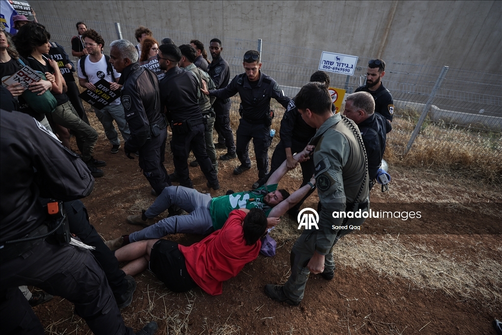 Израильская полиция разогнала активистов, собравшихся на границе с Газой в знак протеста против продолжающихся атак