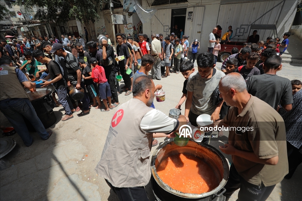 İsrail saldırısı ve ambargosu altındaki Gazze’deki Filistinlilere yemek dağıtıldı