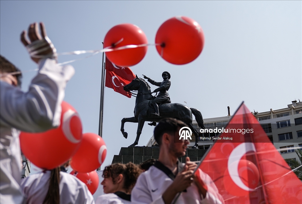 İzmir'de 19 Mayıs Atatürk'ü Anma Gençlik ve Spor Bayramı kutlandı