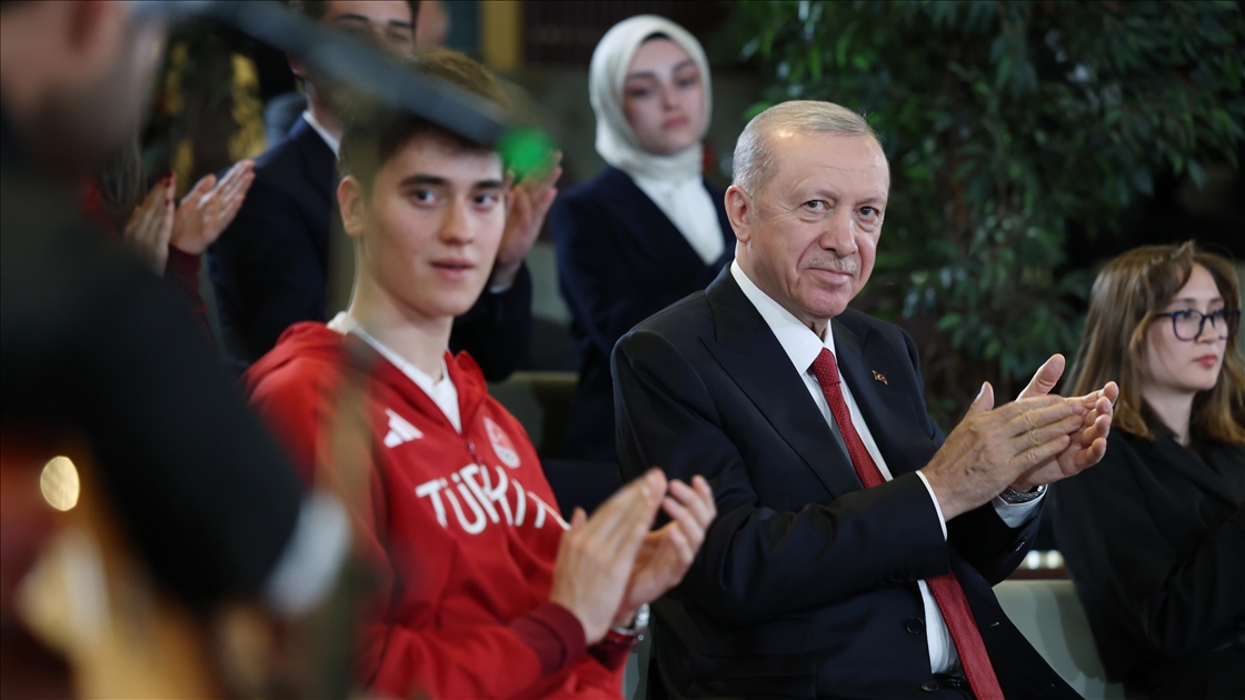 Cumhurbaşkanı Recep Tayyip Erdoğan, gençler ve milli sporcularla bir araya geldi