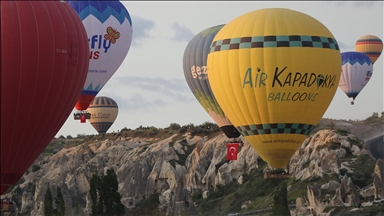 Kapadokya'da gökyüzü Türk bayrakları ve Atatürk posterleriyle süslendi