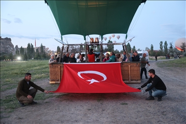 Kapadokya'da gökyüzü Türk bayrakları ve Atatürk posterleriyle süslendi