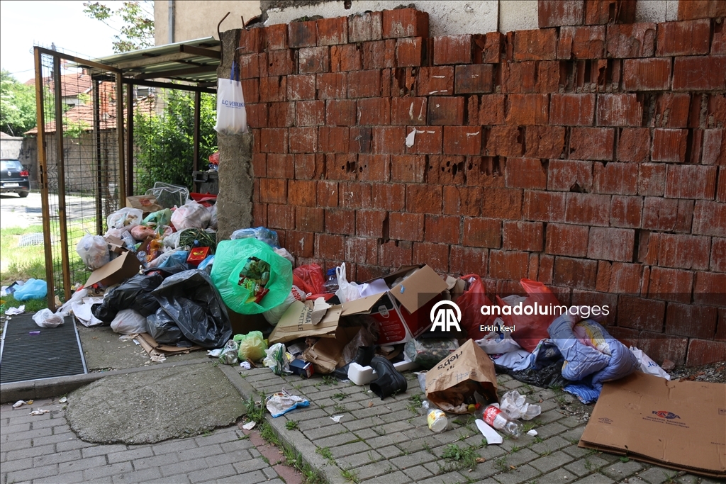 Kosova'nın başkenti Priştine'nin sokakları grev nedeniyle çöp yığınlarıyla doldu