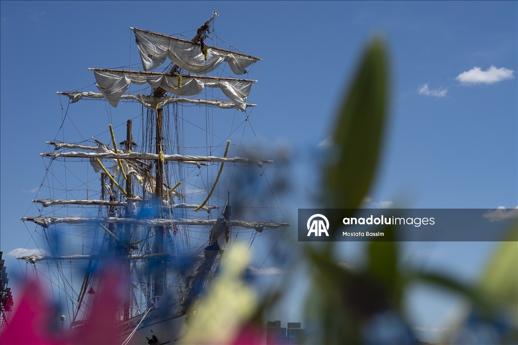Meksika Donanması’na ait Cuauhtemoc adlı gemi, kazanın ardından New York’taki Pier 36’ya demirledi