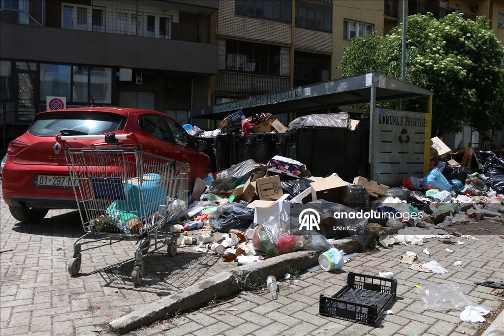Kosova'nın başkenti Priştine'nin sokakları grev nedeniyle çöp yığınlarıyla doldu