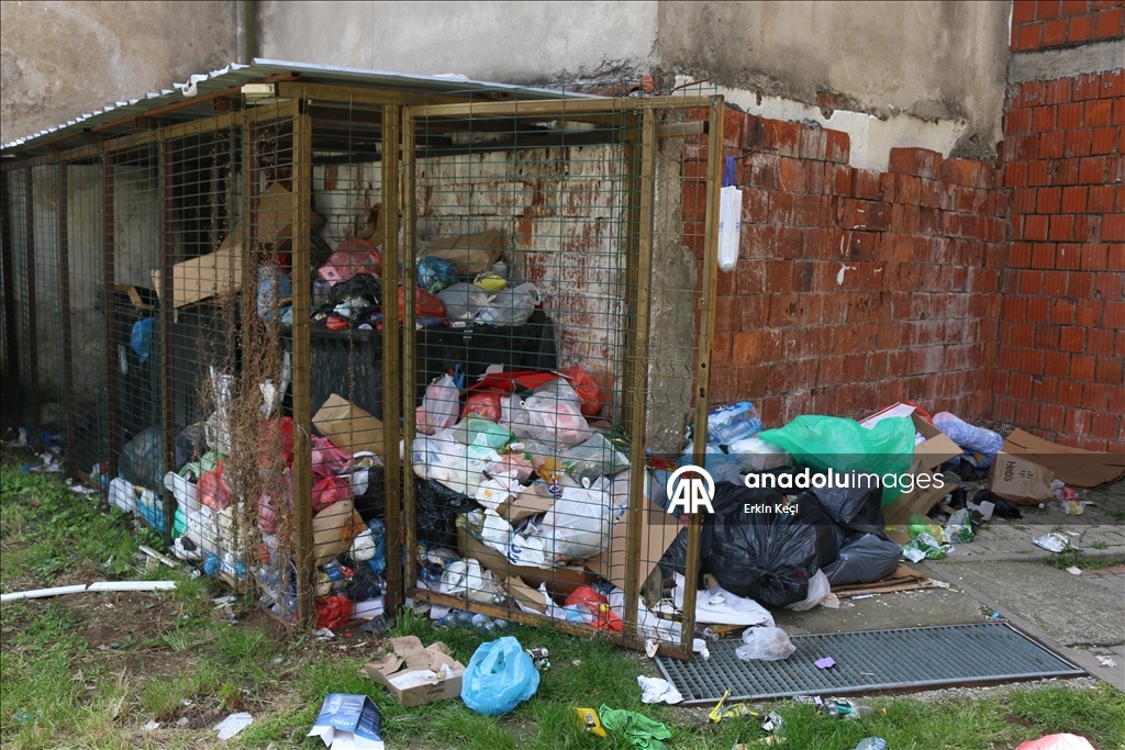 Kosova'nın başkenti Priştine'nin sokakları grev nedeniyle çöp yığınlarıyla doldu
