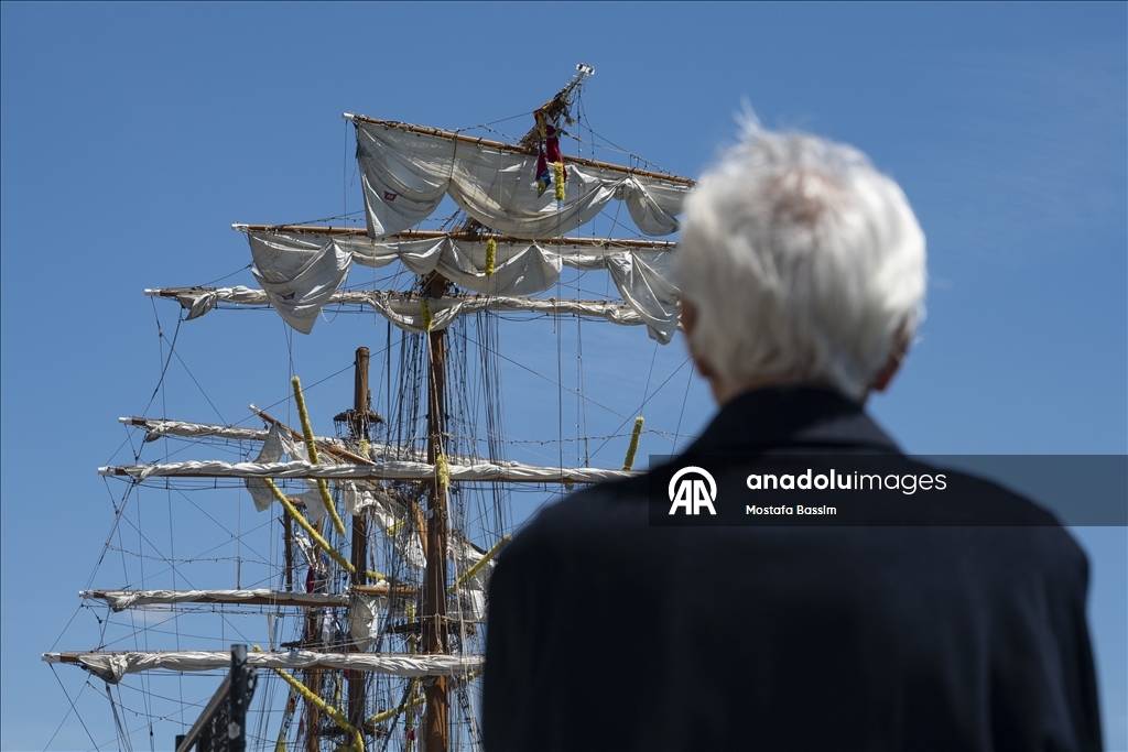 Meksika Donanması’na ait Cuauhtemoc adlı gemi, kazanın ardından New York’taki Pier 36’ya demirledi