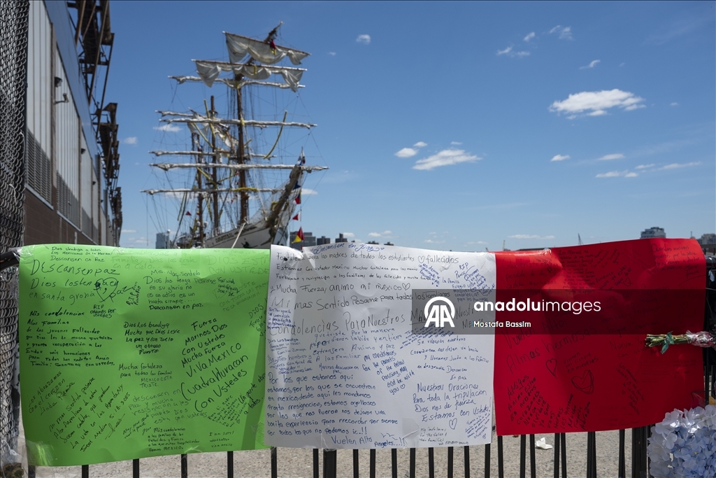 Meksika Donanması’na ait Cuauhtemoc adlı gemi, kazanın ardından New York’taki Pier 36’ya demirledi