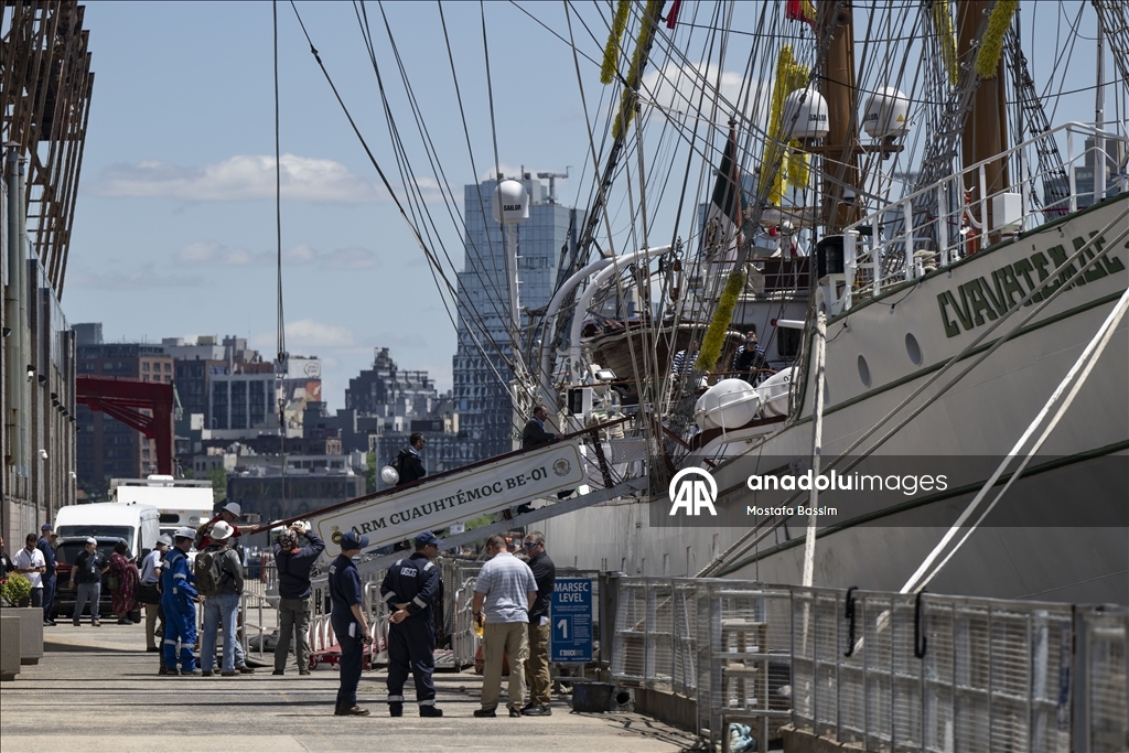 Meksika Donanması’na ait Cuauhtemoc adlı gemi, kazanın ardından New York’taki Pier 36’ya demirledi