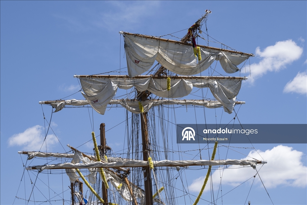 Meksika Donanması’na ait Cuauhtemoc adlı gemi, kazanın ardından New York’taki Pier 36’ya demirledi