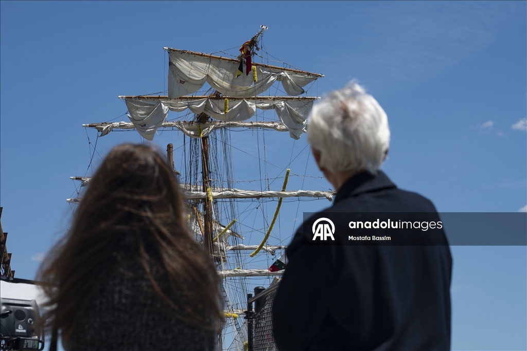 Meksika Donanması’na ait Cuauhtemoc adlı gemi, kazanın ardından New York’taki Pier 36’ya demirledi