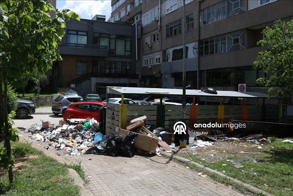 Kosova'nın başkenti Priştine'nin sokakları grev nedeniyle çöp yığınlarıyla doldu