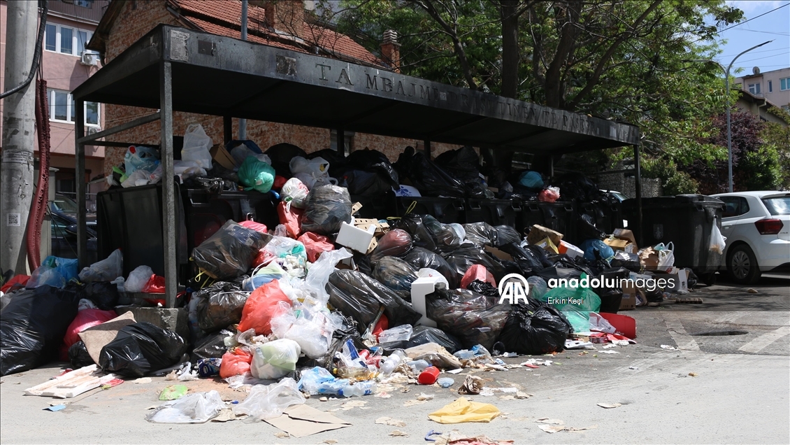 Kosova'nın başkenti Priştine'nin sokakları grev nedeniyle çöp yığınlarıyla doldu