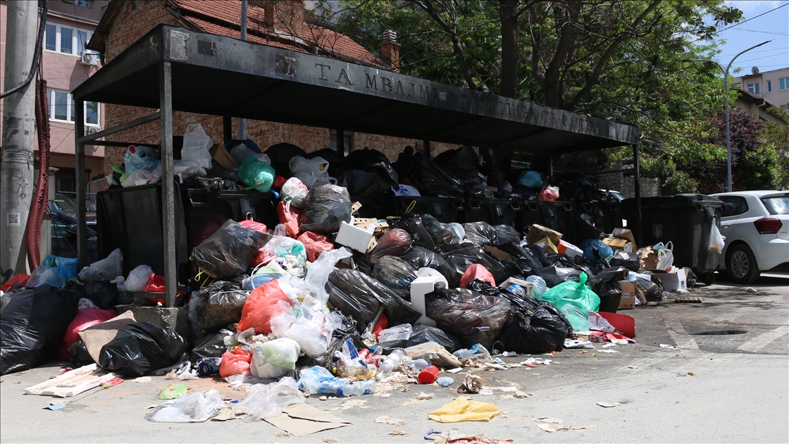Kosova'nın başkenti Priştine'nin sokakları grev nedeniyle çöp yığınlarıyla doldu