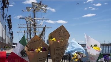 Meksika Donanması’na ait Cuauhtemoc adlı gemi, kazanın ardından New York’taki Pier 36’ya demirledi