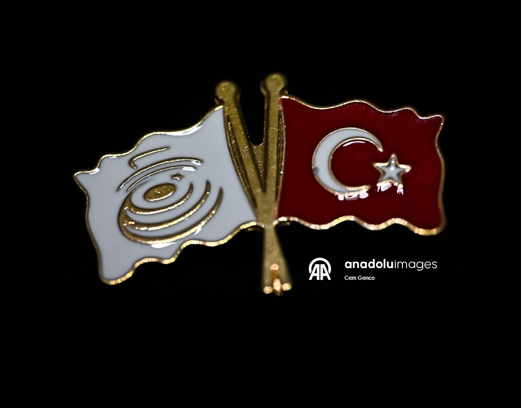 Günlük hayatın vazgeçilmezi zarafetin simgesi: "Yaka rozetleri"