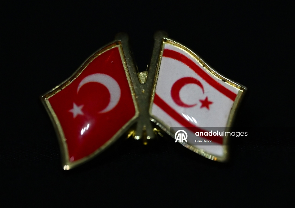 Günlük hayatın vazgeçilmezi zarafetin simgesi: "Yaka rozetleri"
