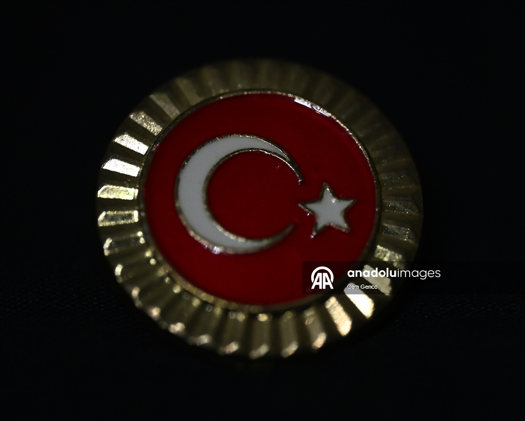 Günlük hayatın vazgeçilmezi zarafetin simgesi: "Yaka rozetleri"