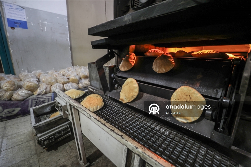 Gazze'ye 81 günlük ambargonun ardından kısıtlı miktarda ulaşan un ile ekmek üretimi yeniden başladı