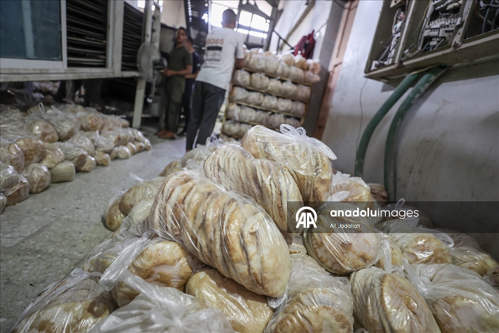 Gazze'ye 81 günlük ambargonun ardından kısıtlı miktarda ulaşan un ile ekmek üretimi yeniden başladı