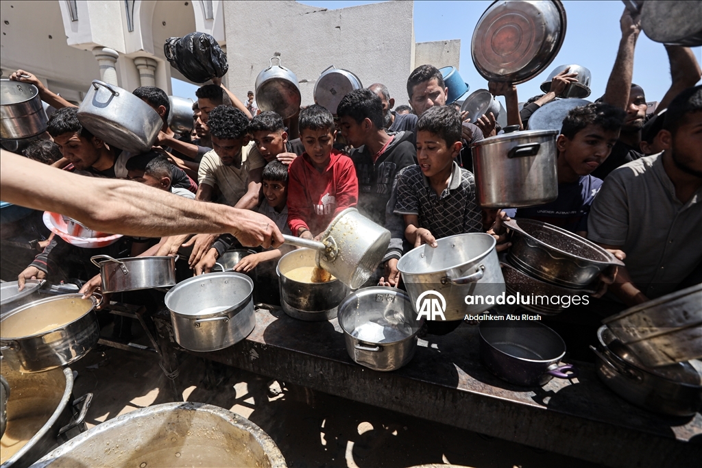 Palestinians flock to aid distribution points in Gaza amid ongoing Israeli attacks