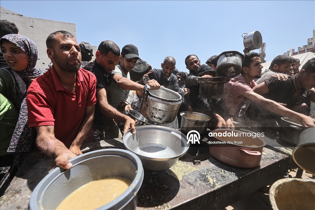 Palestinians flock to aid distribution points in Gaza amid ongoing Israeli attacks