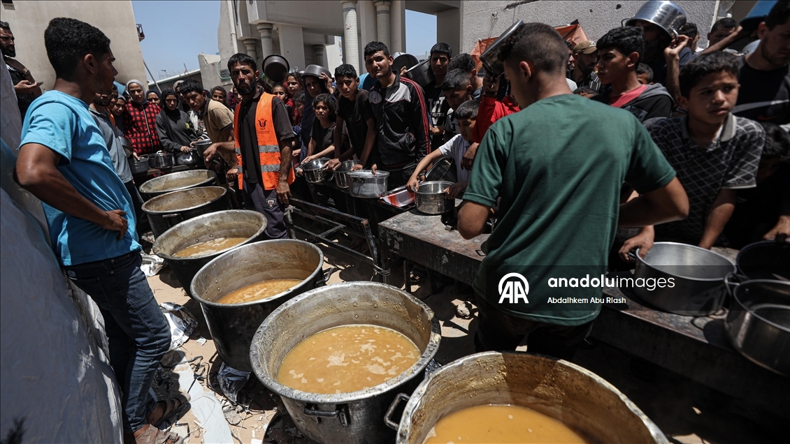 Palestinians flock to aid distribution points in Gaza amid ongoing Israeli attacks