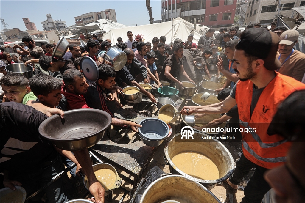 Palestinians flock to aid distribution points in Gaza amid ongoing Israeli attacks