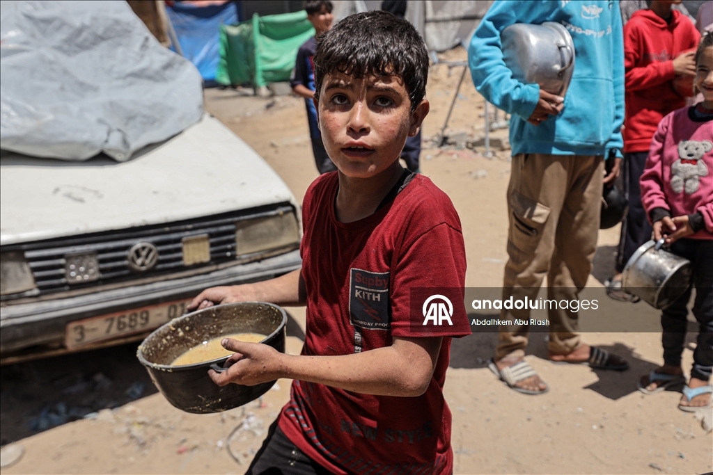 Palestinians flock to aid distribution points in Gaza amid ongoing Israeli attacks