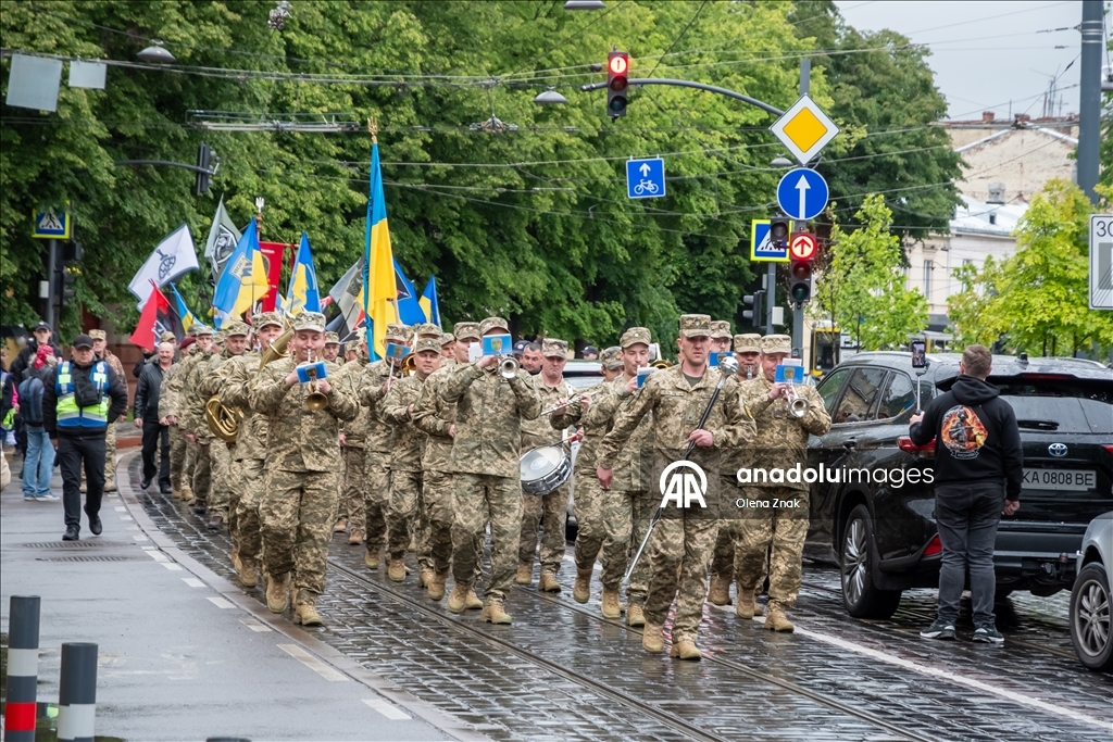Во Львове прошел марш в честь Дня Героев