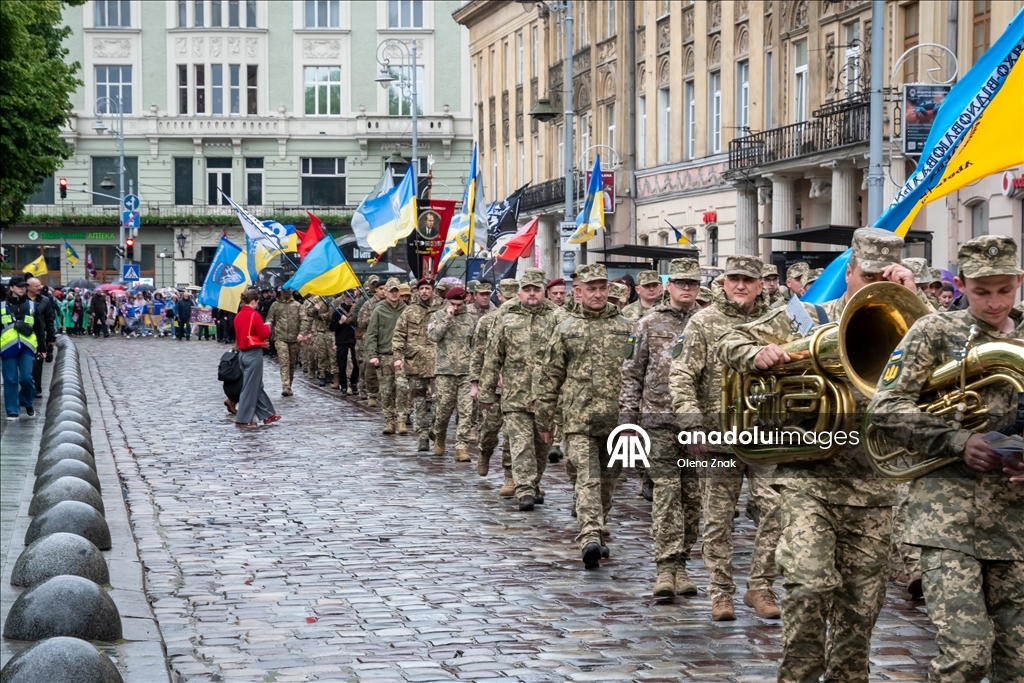 Во Львове прошел марш в честь Дня Героев