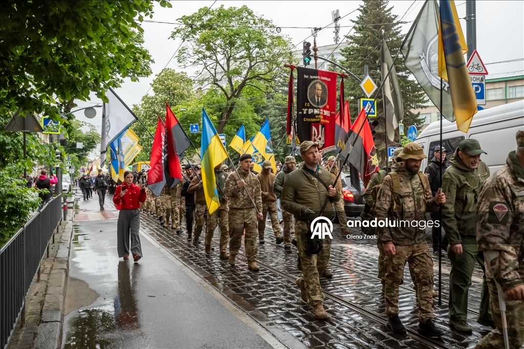 Во Львове прошел марш в честь Дня Героев