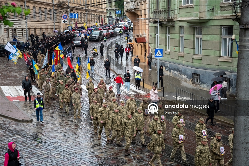 Во Львове прошел марш в честь Дня Героев