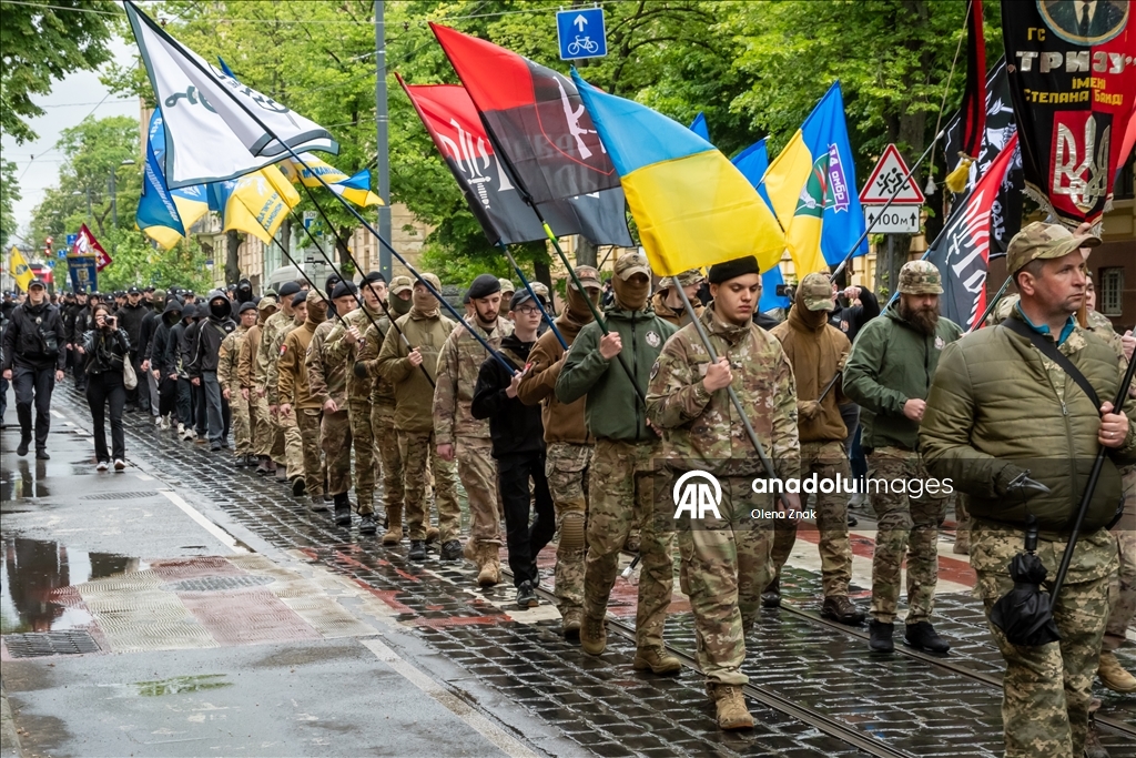 Во Львове прошел марш в честь Дня Героев