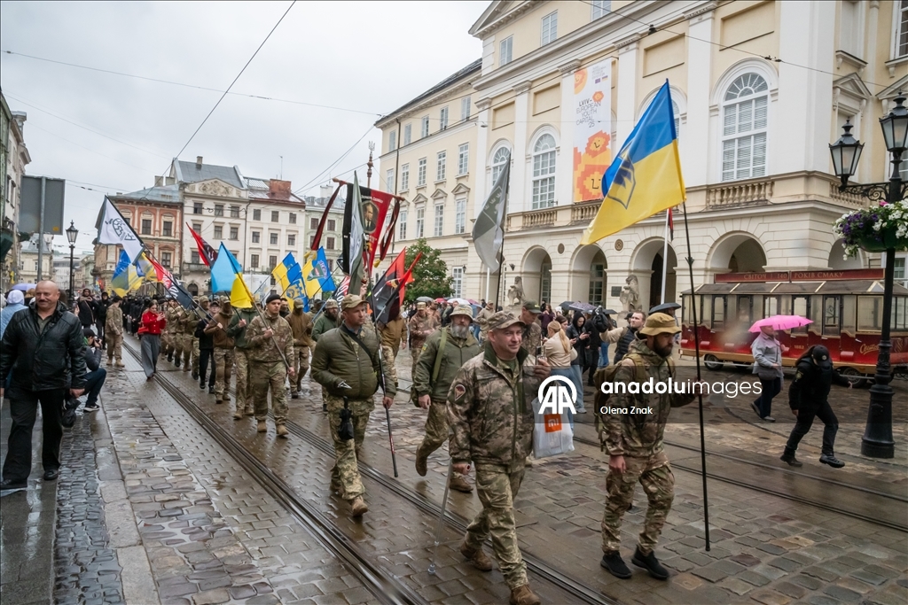 Во Львове прошел марш в честь Дня Героев