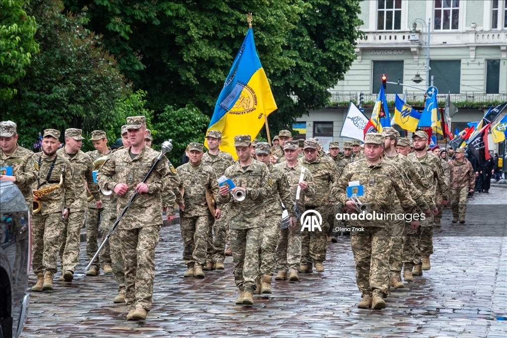 Во Львове прошел марш в честь Дня Героев