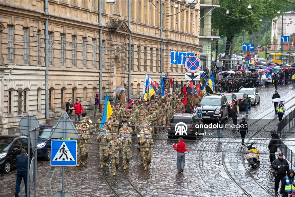 Во Львове прошел марш в честь Дня Героев