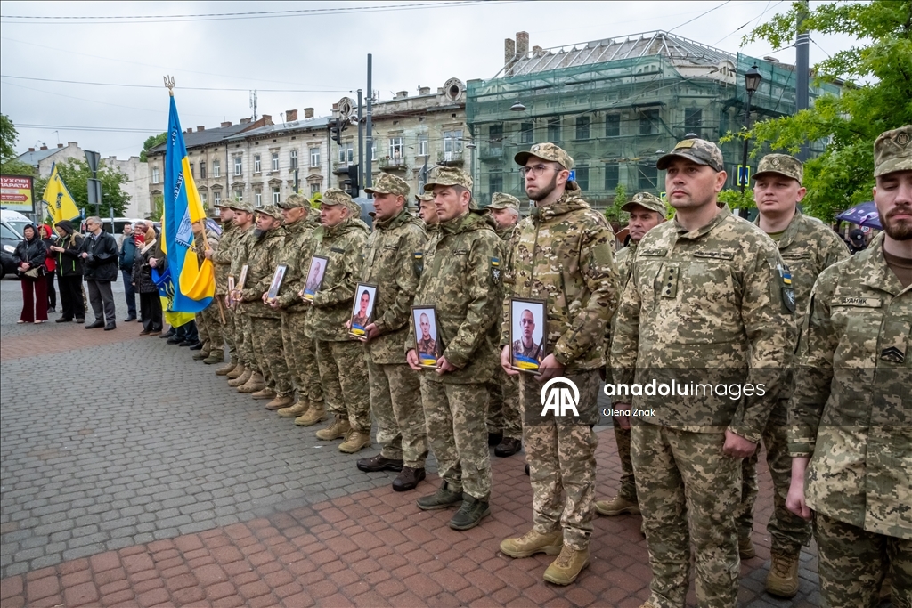 Во Львове прошел марш в честь Дня Героев